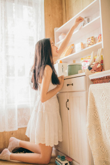 丫鬟露出双乳让老爷玩弄